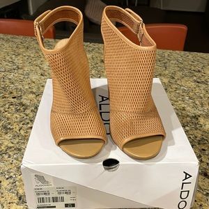 Aldo great condition, box is in good condition.